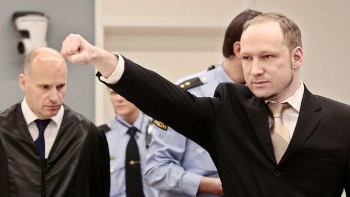 Anders Breivik dělá ze soudů divadlo.