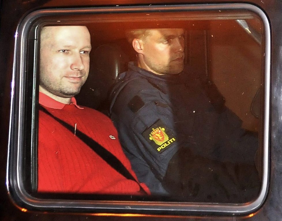 Breivik se pokoušel násilím políbit svou matku