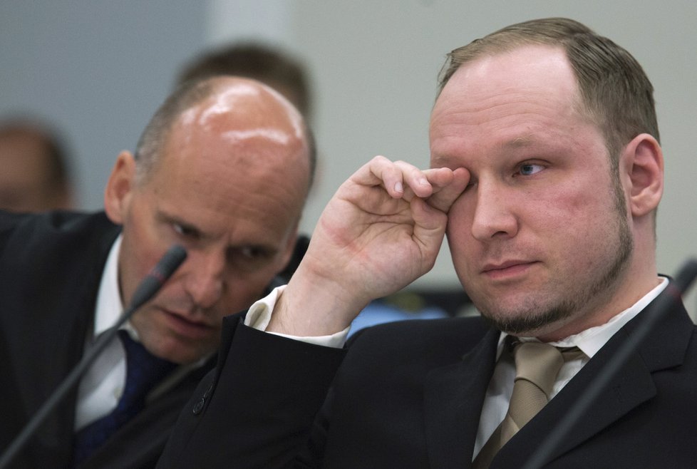 Breivik smutní kvůli smrti matky.