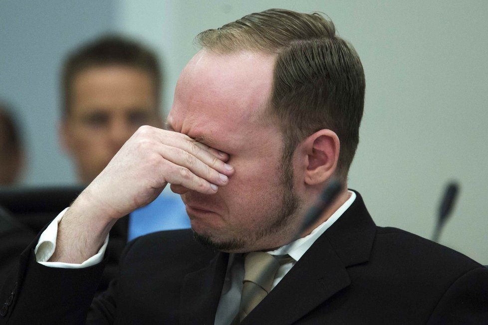 Breivik si mne oči. Během pročítání seznamu obětí přitom nehnul ani brvou