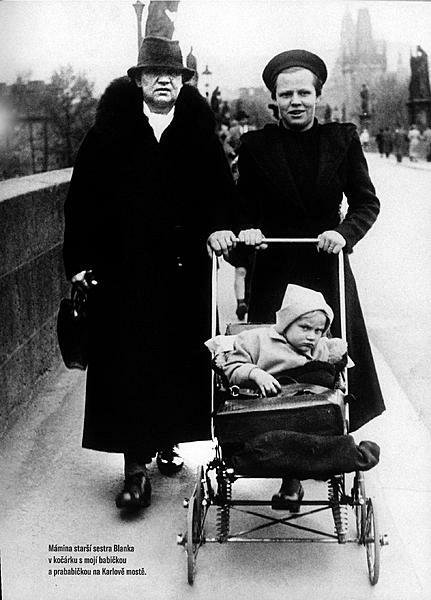 Blanka s maminkou a babičkou na Karlově mostě.