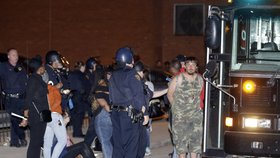 Několik protestujících bylo kvůli výtržnostem zatčeno.
