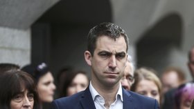 Manžel zavražděné poslankyně Brendan Cox před budovou soudu