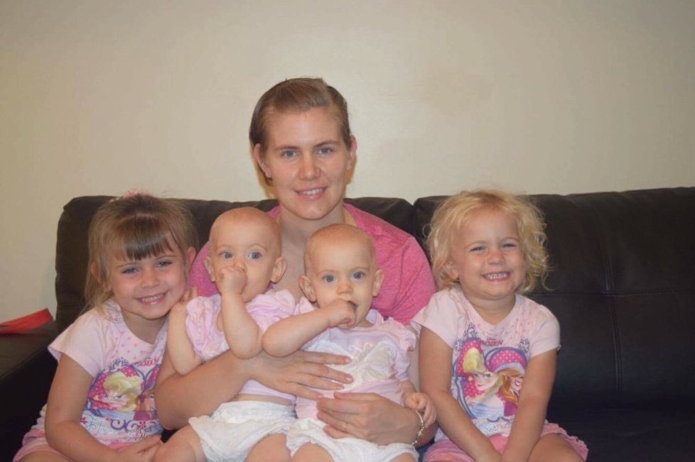 Maminka Lacey se svými dcerkami