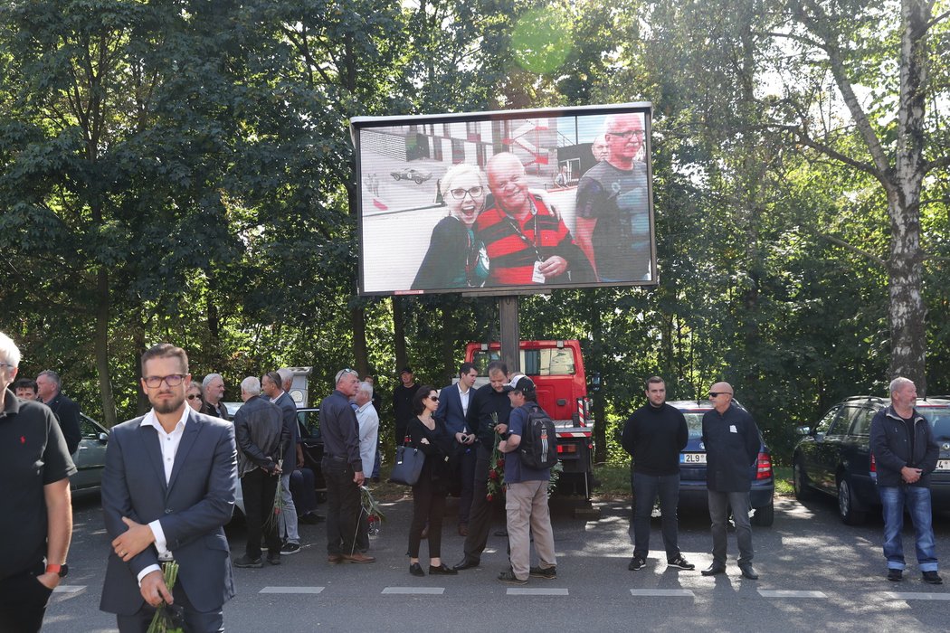 Pohřeb motorsportové legendy Břetislava Engeho