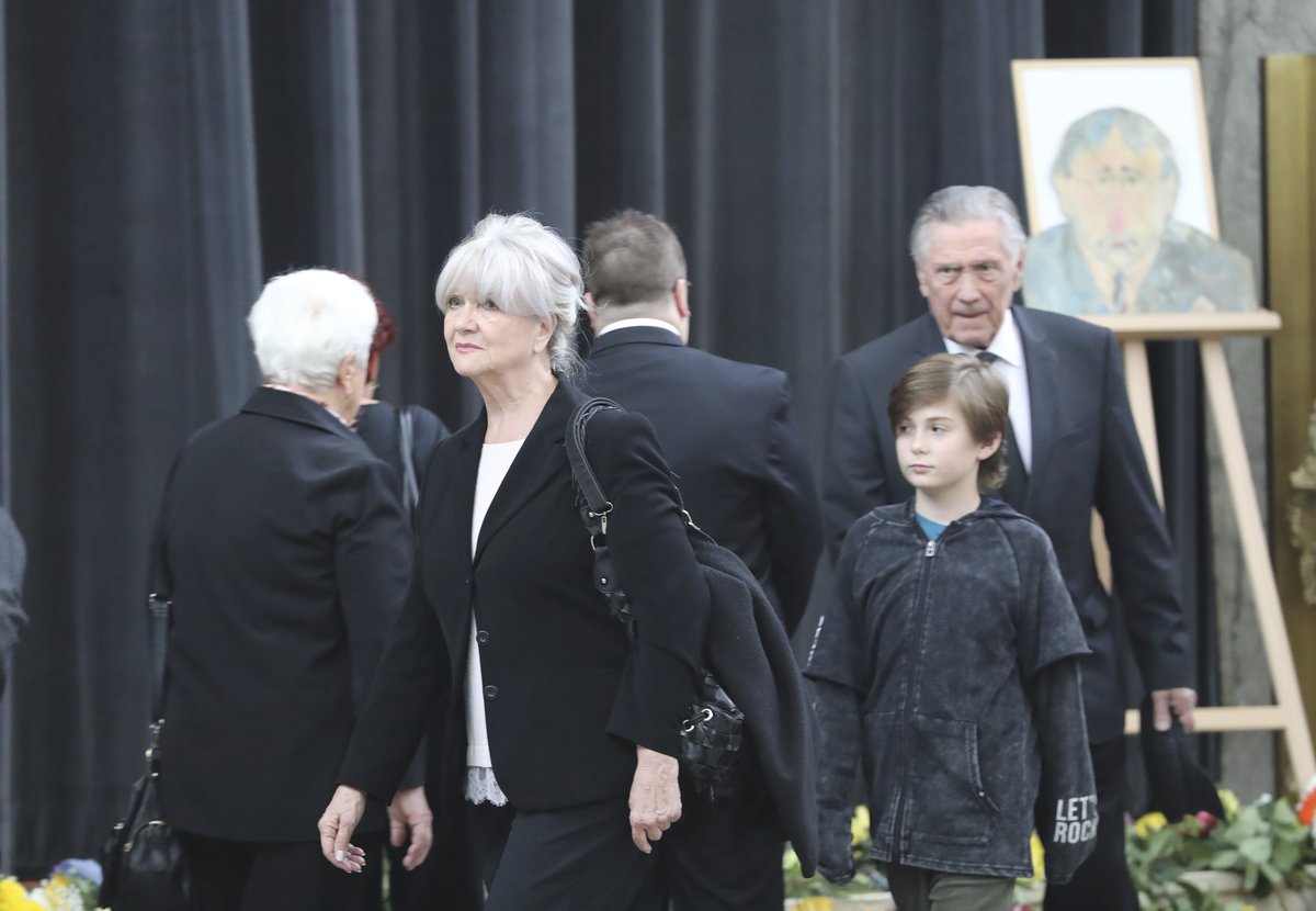  Carmen Mayerová s vnukem Toníkem a manželem Petrem Kostkou.