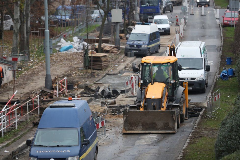 Prasklé potrubí na Břevnově odstřihlo od vody 22 tisíc domácností.