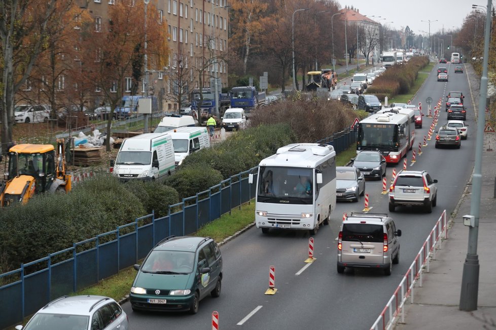 Prasklé potrubí na Břevnově odstřihlo od vody 22 tisíc domácností.