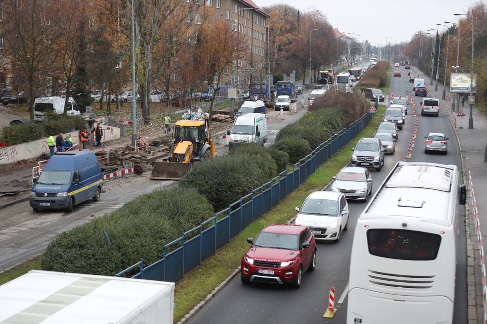 Prasklé potrubí na Břevnově odstřihlo od vody 22 tisíc domácností.