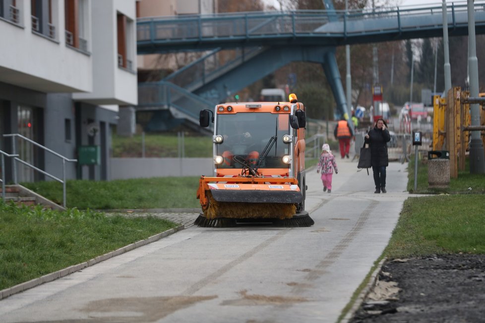 Prasklé potrubí na Břevnově odstřihlo od vody 22 tisíc domácností.