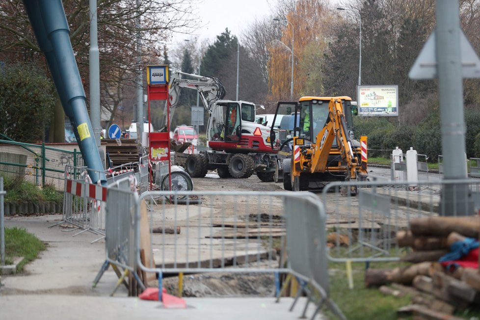 Prasklé potrubí na Břevnově odstřihlo od vody 22 tisíc domácností.