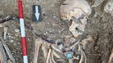 Unikátní nález v Břevnovském klášteře: Válečný hrob! Pohřbili tu tisíc vojáků. Našli kosti a knoflíky