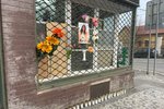 Krásnou studentku z Chile v Praze zabilo taxi. Samovolně se rozjelo. Na místě nehody vznikl pomníček. (6.2. 2023)