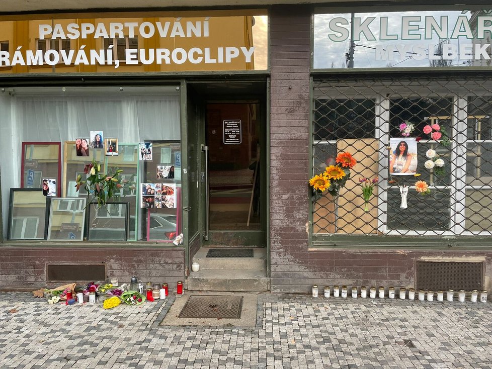 Krásnou studentku z Chile v Praze zabilo taxi. Samovolně se rozjelo. Na místě nehody vznikl pomníček. (6.2. 2023)