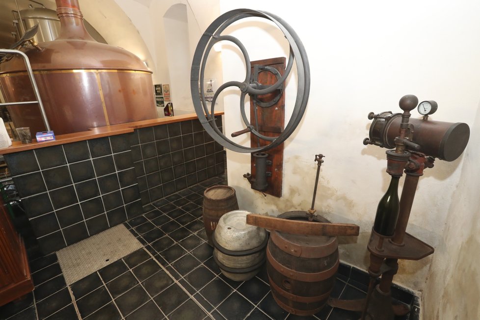 Prostory Břevnovského pivovaru představují do určité míry i skanzen pivovarské kultury. Petr Janík v něm ponechal dávné cedule nejrůznějších pivovarů, i třeba náčiní, kterým se pivo před dávnými dobami vařilo.