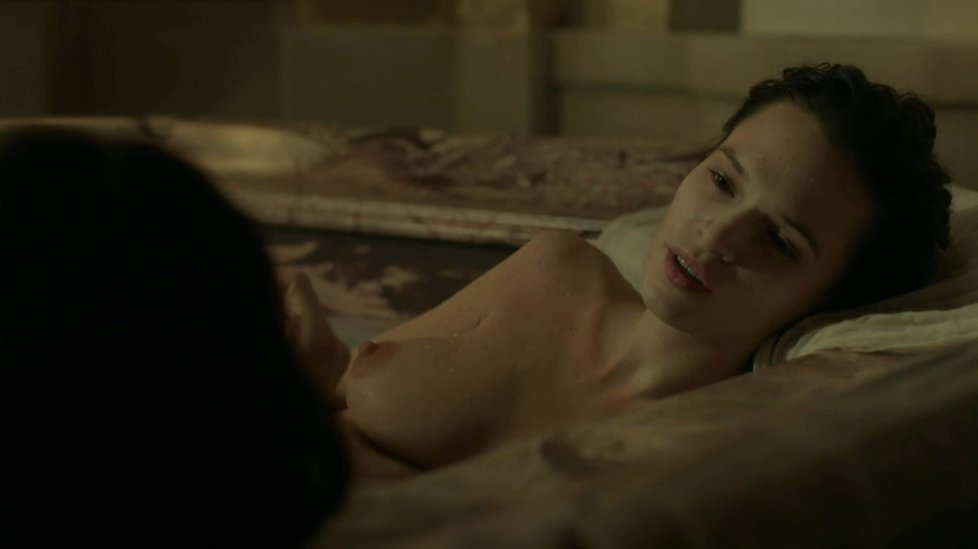 Herečka Anna Brewster ukázala těhotenské břicho a nahá prsa.