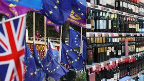 Britové se před brexitem zásobují alkoholem.
