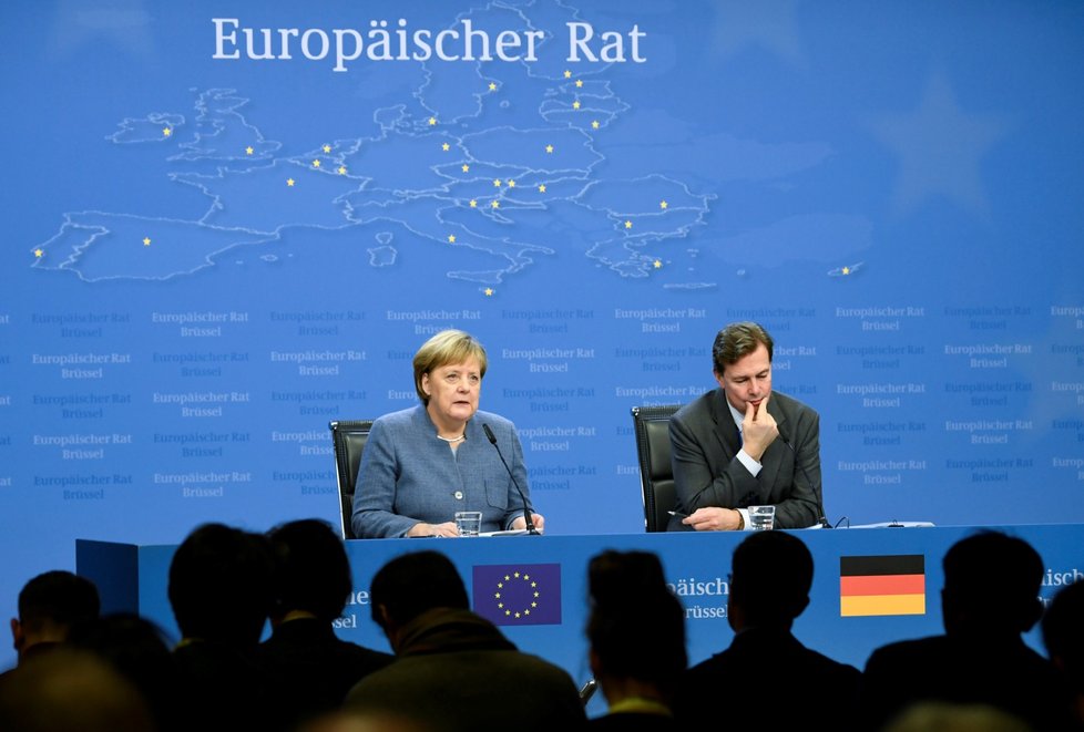 Lídři EU podpořili dohodu o brexitu: Angela Merkelová a Steffen Seibert (25. 11. 2018)