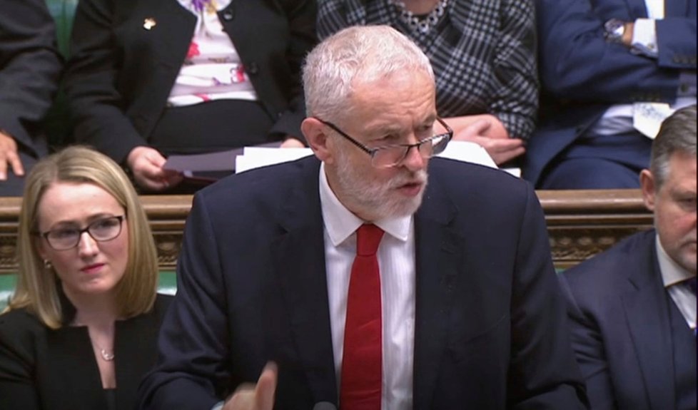 Opoziřní lídr Jeremy Corbyn kritizuje britskou premiérku