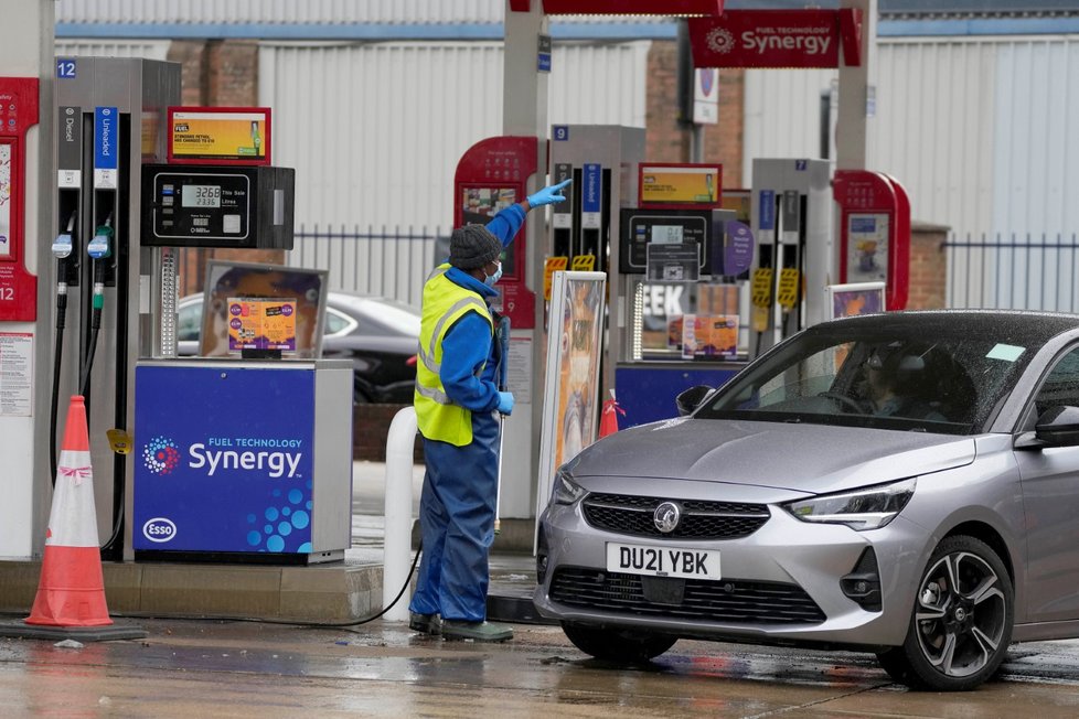 Spoustě britských benzinek nadále chybí palivo.
