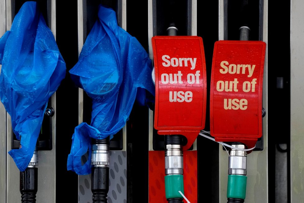 Spoustě britských benzinek nadále chybí palivo.