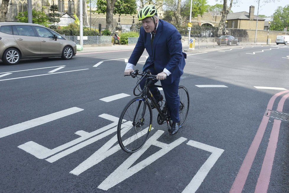 Bývalý londýnský starosta Boris Johnson na kampani za brexit. Na proslov v Londýně přijel na kole. Na jeho podobě se však již s premiérkou neshodl a 9.7.2018 rezignoval.