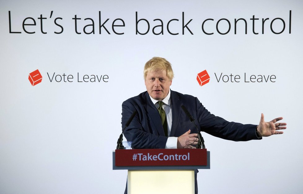 Bývalý londýnský starosta Boris Johnson na kampani za brexit. Na jeho podobě se však již s premiérkou neshodl a 9.7.2018 rezignoval.