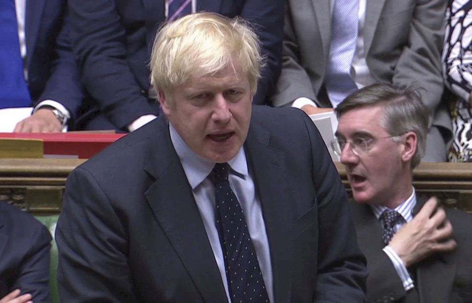 Britský premiér Boris Johnson utrpěl porážku při hlasování o brexitu.