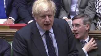 Britští poslanci schválili návrh zákona proti brexitu bez dohody. Johnson chce předčasné volby