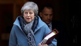 Theresa Mayová sebou vláčí naditou složku legislativních zákonů a možných řešení. Další datum brexitu už je téměř za rohem (10.04.2019)