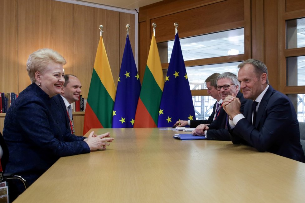 Předseda Evropské rady Donald Tusk (vpravo) během unijního jednání o tvrdém odchodu Británie z EU