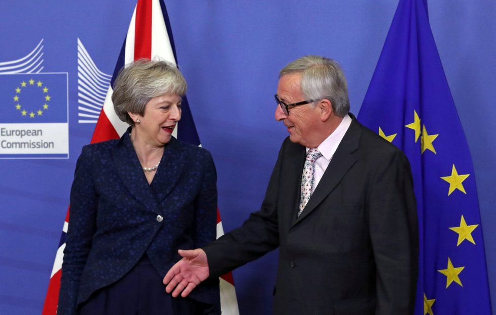 Theresa Mayová a předseda EU Jean-Claude Juncker na jednání o brexitu (24. 11. 2018)
