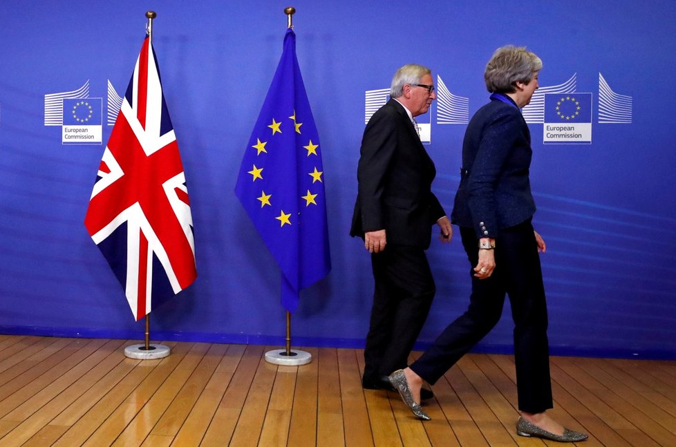 Theresa Mayová a předseda EU Jean-Claude Juncker na jednání o brexitu (24.11.2018)