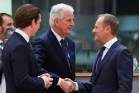 Unijní lídři dali brexitu zelenou. Barnier: S Brity zůstáváme spojenci