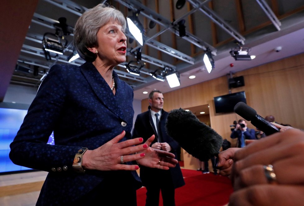 Britská premiérka Theresa Mayová v pondělí odmítne výzvy k uspořádání nového brexitového referenda, které se z jejího okolí ozývají v posledních dnech v souvislosti s nejistým osudem dohody mezi Británií a Evropskou unií