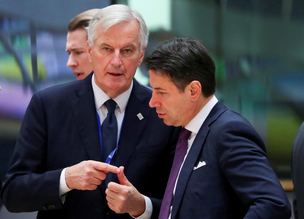 Unijní vyjednavač Michel Barnier (vlevo) a italský premiér Giuseppe Conte