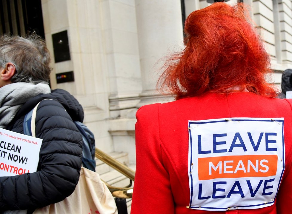 Odejít znamená odejít, hlásají příznivci úplného odtržení Británie od EU