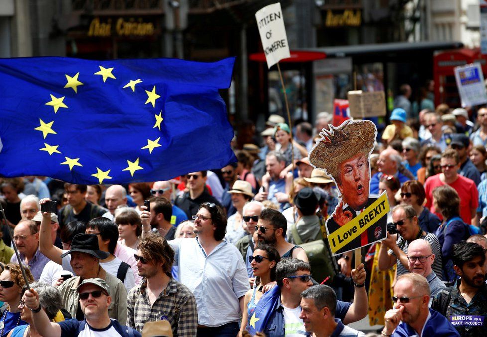 Londýnem prošli odpůrci brexitu, chtějí další referendum o dojednaných podmínkách (23. 6. 2018)