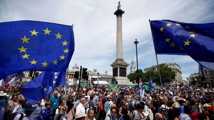 Londýnem prošli odpůrci brexitu, chtějí další referendum o dojednaných podmínkách (23. 6. 2018)