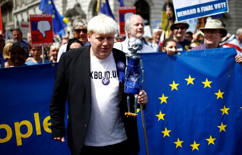 Londýnem prošli odpůrci brexitu, chtějí další referendum o dojednaných podmínkách (23. 6. 2018)