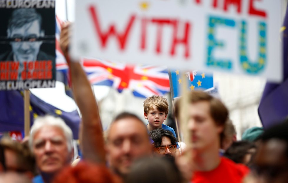 Londýnem prošli odpůrci brexitu, chtějí další referendum o dojednaných podmínkách (23. 6. 2018).