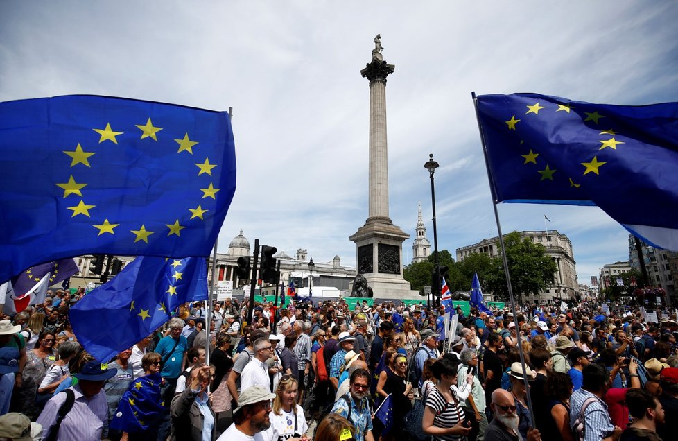 Londýnem prošli odpůrci brexitu, chtějí další referendum o dojednaných podmínkách (23. 6. 2018)