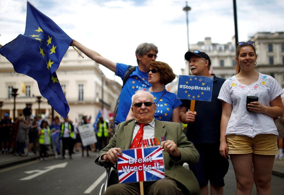 Londýnem prošli odpůrci brexitu, chtějí další referendum o dojednaných podmínkách (23. 6. 2018)