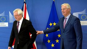 Hlavní vyjednávač EU o brexitu Michel Barnier (vpravo) a britský ministr zahraničí David Davis na jednání v sídle EU v Bruselu