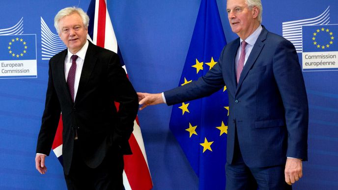 Hlavní vyjednávač EU o brexitu Michel Barnier (vpravo) a britský ministr zahraničí David Davis