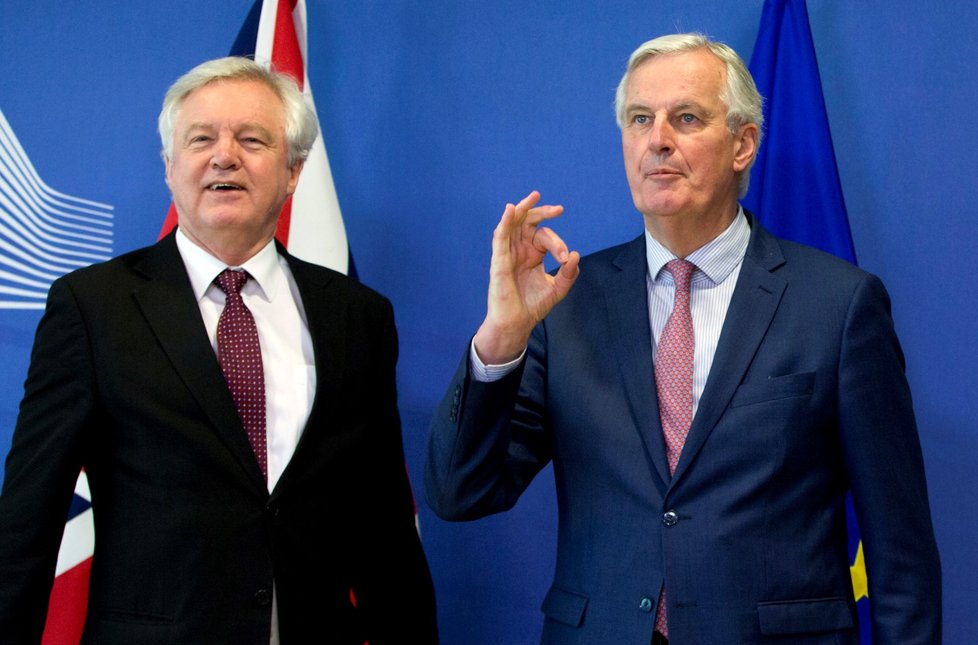 Hlavní vyjednávač EU o brexitu Michel Barnier (vpravo) a britský ministr pro brexit David Davis na jednání v sídle EU v Bruselu