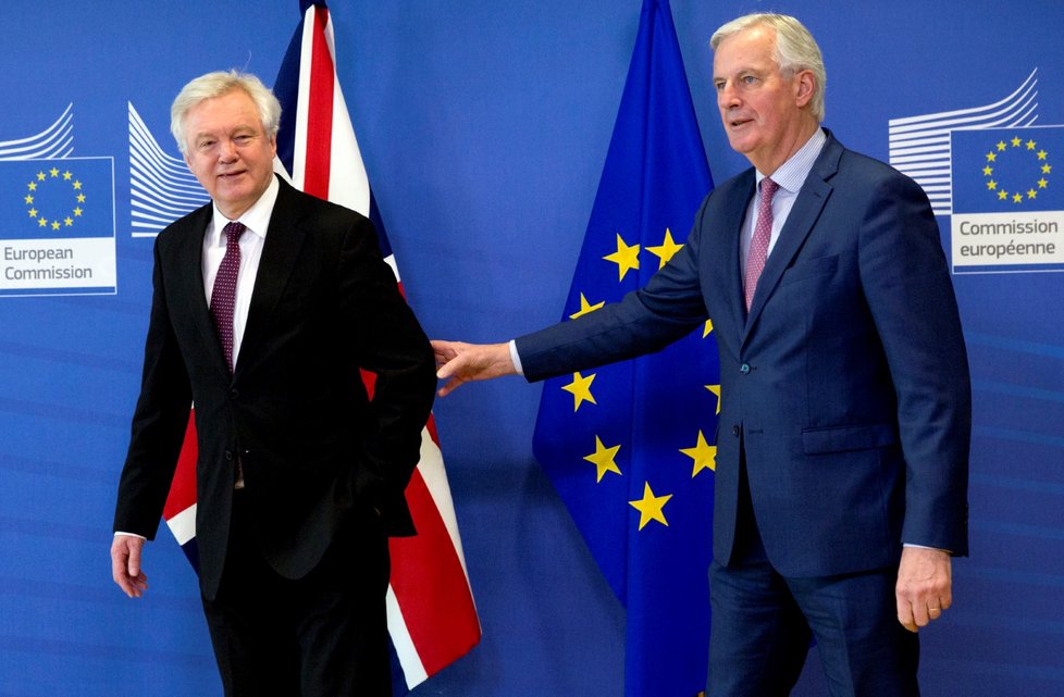 Hlavní vyjednávač EU o brexitu Michel Barnier (vpravo) a britský ministr zahraničí David Davis na jednání v sídle EU v Bruselu