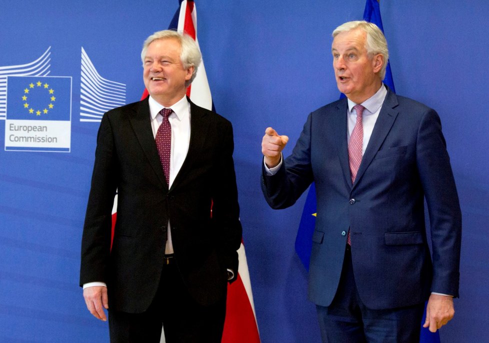Hlavní vyjednávač EU o brexitu Michel Barnier (vpravo) a britský ministr zahraničí David Davis na jednání v sídle EU v Bruselu