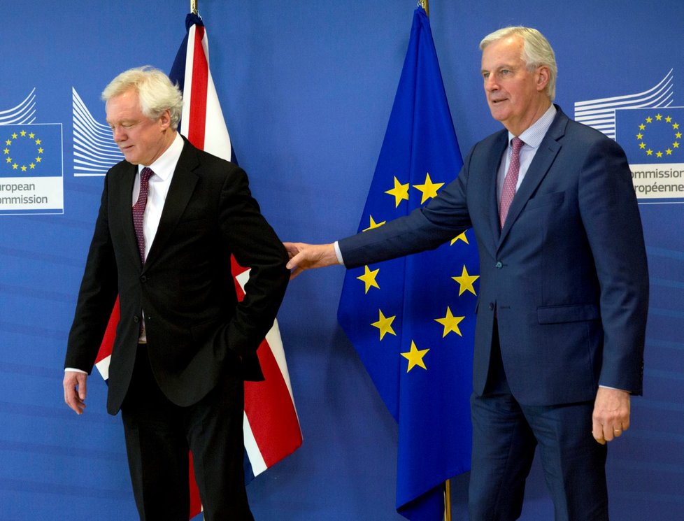 Hlavní vyjednávač EU o brexitu Michel Barnier (vpravo) a britský ministr zahraničí David Davis na jednání v sídle EU v Bruselu. Davise po rezignaci nahradí Raab.