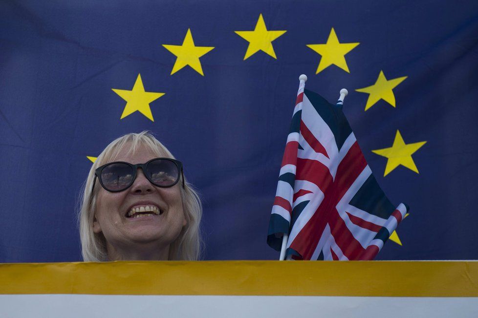 Británie sice odhlasovala brexit, občané ale žádají o evropské pasy.